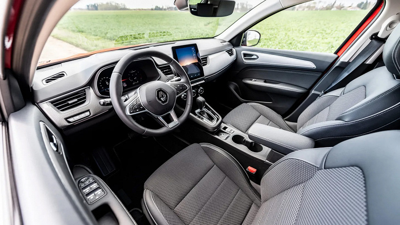 «Почти дешевле нерастаможенной» и с максимальным оснащением. Новый Renault Arkana из Европы продают в России за 2,75 млн рублей